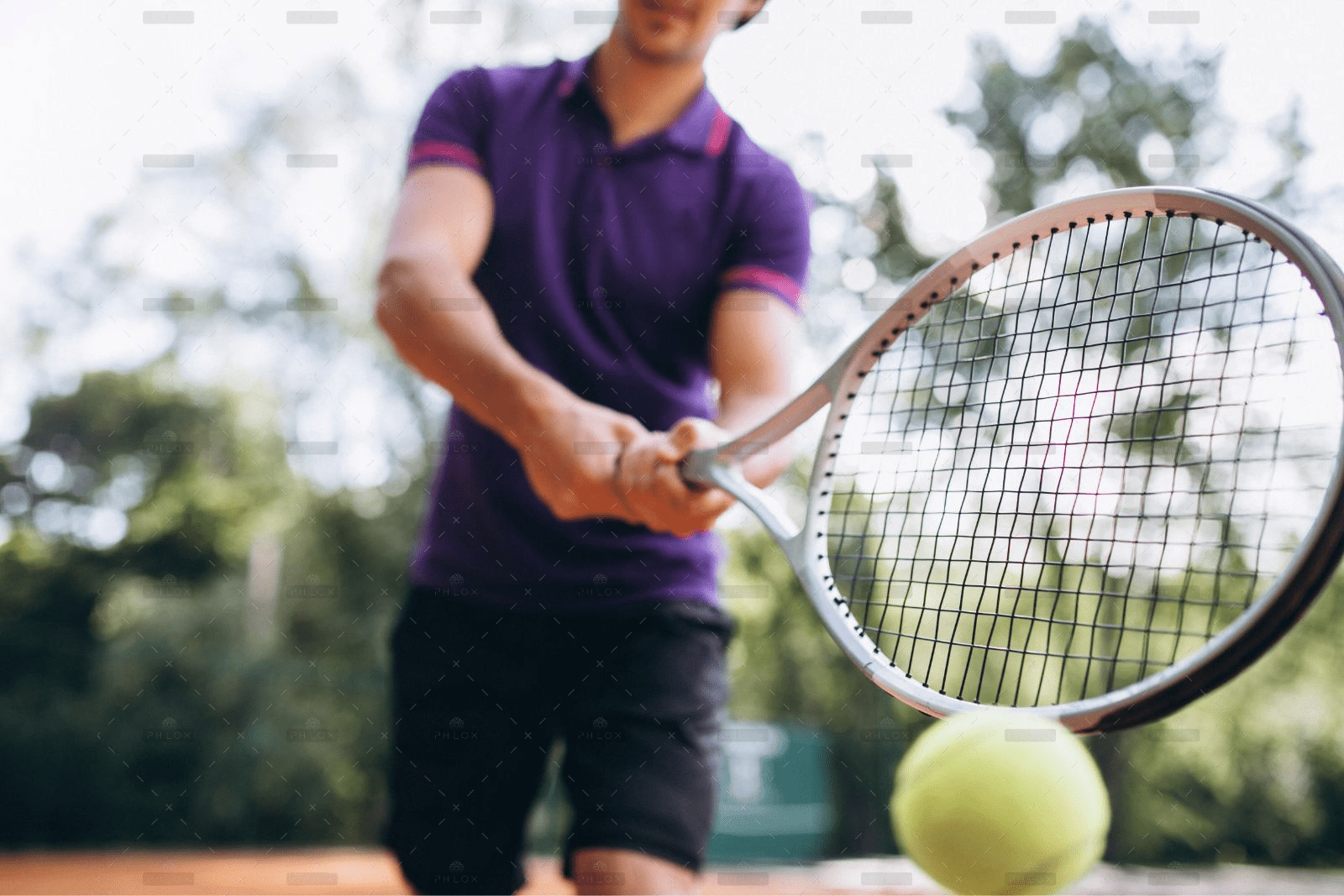 demo-attachment-26-young-man-tennis-player-court-tennis-racket-close-up3